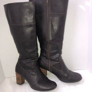 Comfortable medium heeled boots w:loose calf..